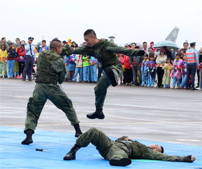 特戰弟兄在清泉崗基地營區開放，戰技操演。（記者邱榮吉/攝影）