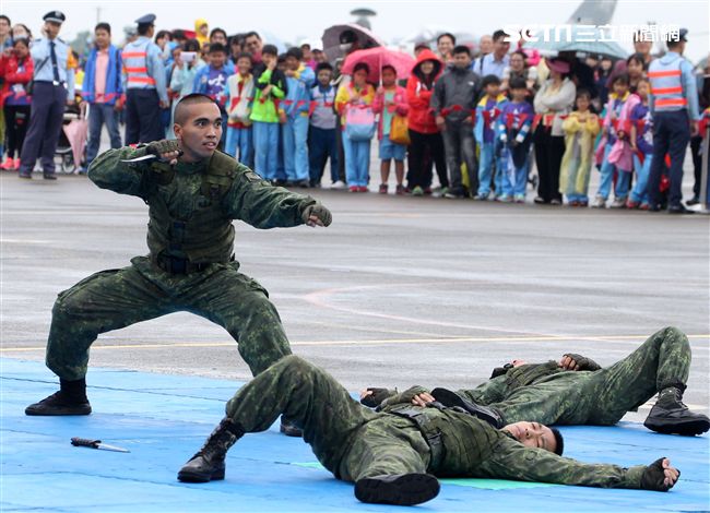 特戰弟兄在清泉崗基地營區開放，戰技操演。（記者邱榮吉/攝影）