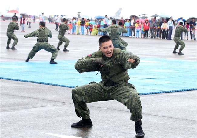 特戰弟兄在清泉崗基地營區開放，戰技操演。（記者邱榮吉/攝影）