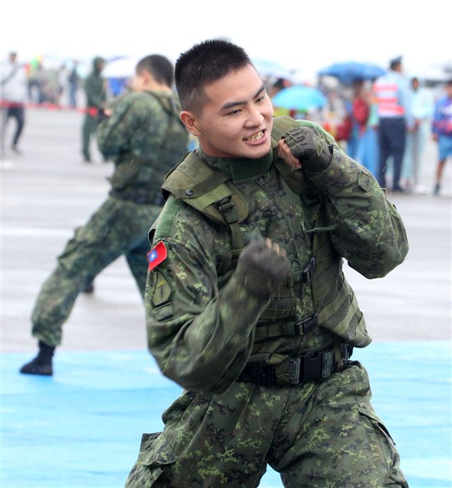 特戰弟兄在清泉崗基地營區開放，戰技操演。（記者邱榮吉/攝影）