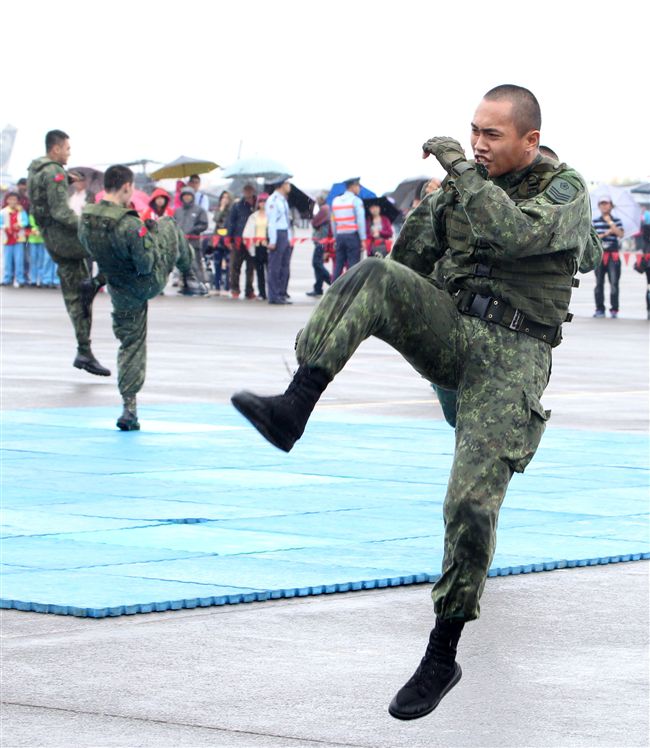 特戰弟兄在清泉崗基地營區開放，戰技操演。（記者邱榮吉/攝影）