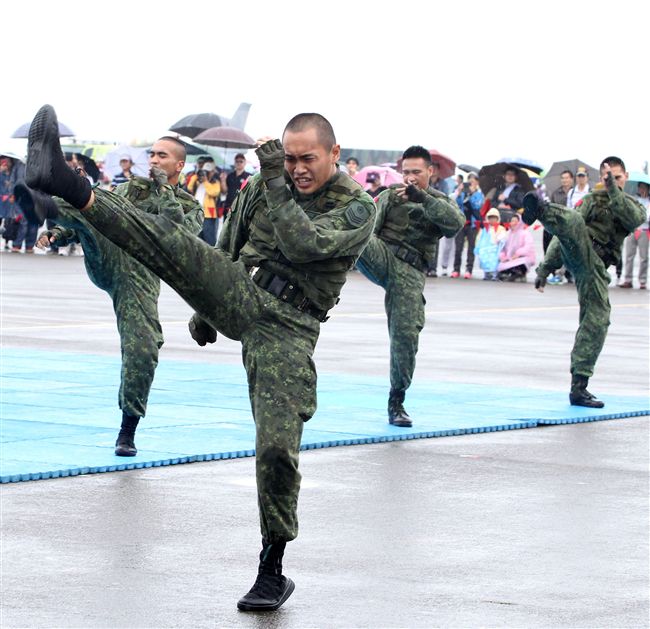 特戰弟兄在清泉崗基地營區開放，戰技操演。（記者邱榮吉/攝影）