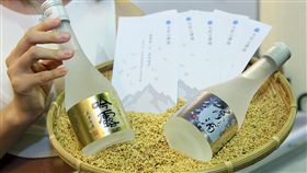 「大武山酒造燕麥燒酒」是用，獨特的燕麥特別與優質在地農產品超市「一號糧倉」合作，成為台灣第一支燕麥燒酒。（記者邱榮吉/攝影）