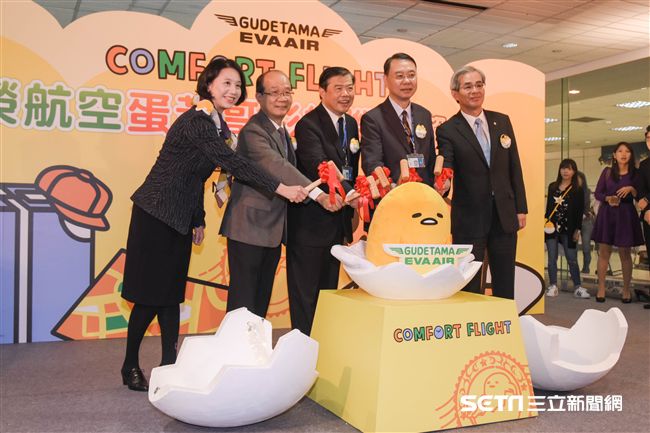 長榮蛋黃哥彩繪機登場　（圖／記者林敬旻攝）