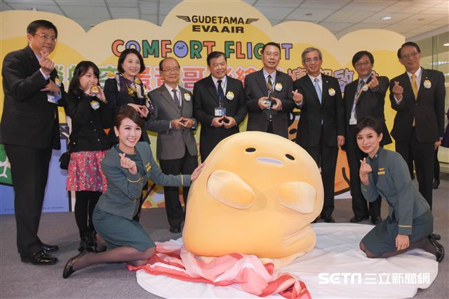 長榮蛋黃哥彩繪機登場　（圖／記者林敬旻攝）