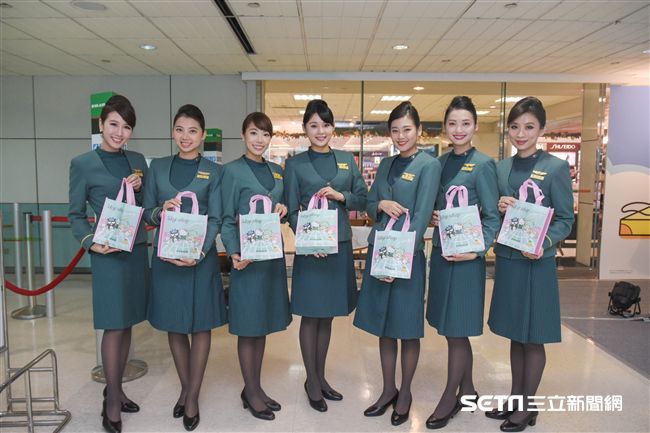 長榮蛋黃哥彩繪機登場　（圖／記者林敬旻攝）