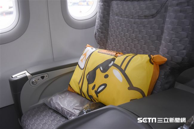 長榮蛋黃哥彩繪機登場　（圖／記者林敬旻攝）