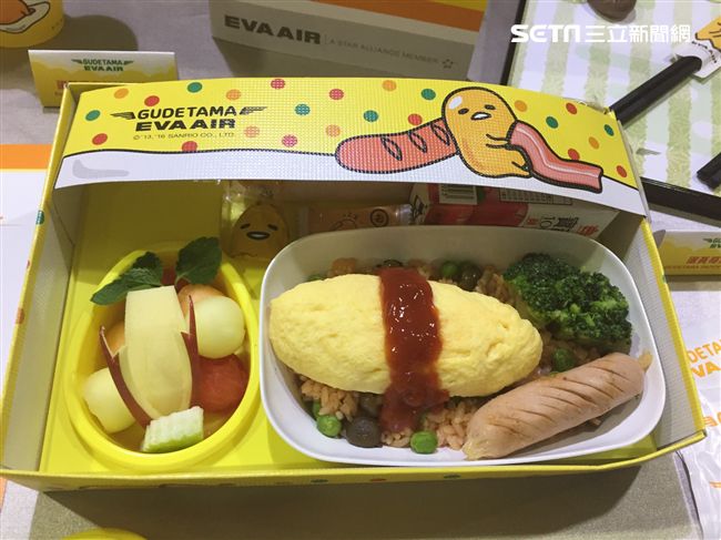 長榮航空蛋黃哥彩繪機。（圖／記者簡佑庭攝）