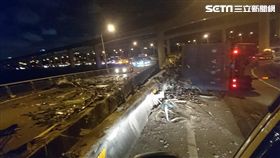 66快速道路發生廢鐵回收車翻覆意外(圖/翻攝畫面)