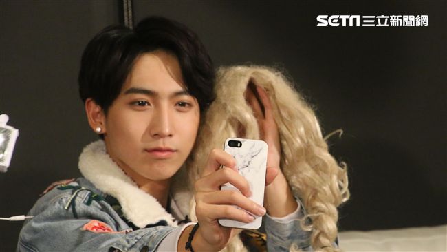 國民弟弟尺寸大方爆！直播話題大方聊