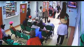 又傳醫院暴力　屏東男子毆打院長
61歲的曾姓男子（紅圈處）22日醉後到屏東高樹鄉大新醫院就診，不滿久候，在醫院咆哮，院長徐哲文出面安撫情緒，曾男竟懷恨在心，24日前往醫院毆打徐哲文，被警方依醫療法移送。／中央社