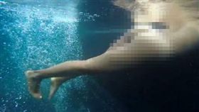 米琪,影像藝術,Micky Zilbershtein,水中脹氣,裸泳,風雅的屁,莫札特　圖／翻攝Vimeo Micky Zilbershtein