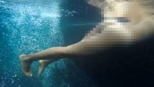 女子裸泳　突然大量氣泡大量冒出