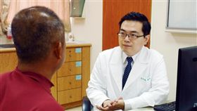 ▲醫師吳政翰說，三分之一的慢性蕁麻疹和部分新鮮蔬果有關。（圖／台北慈濟醫院提供）