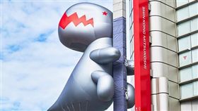 打卡新地標！巨型恐龍爬三層樓高　民眾直呼：好可愛(圖翻攝自agnès b臉書)