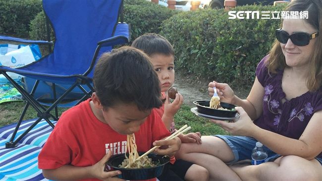推台灣健康麵食　阿舍美國校園做公益