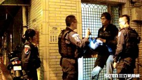 李男在騎樓徘徊遭巡邏路過的特勤中隊當場查獲毒品（翻攝畫面）