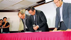 復興航空董事長林明昇（圖中）22 日召開記者會（圖／程思迪攝影／商業周刊）