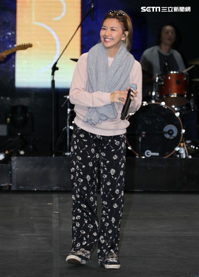 歌后孫燕姿為「金馬53「」演唱彩排，與小朋友合唱組曲。（記者邱榮吉/攝影）