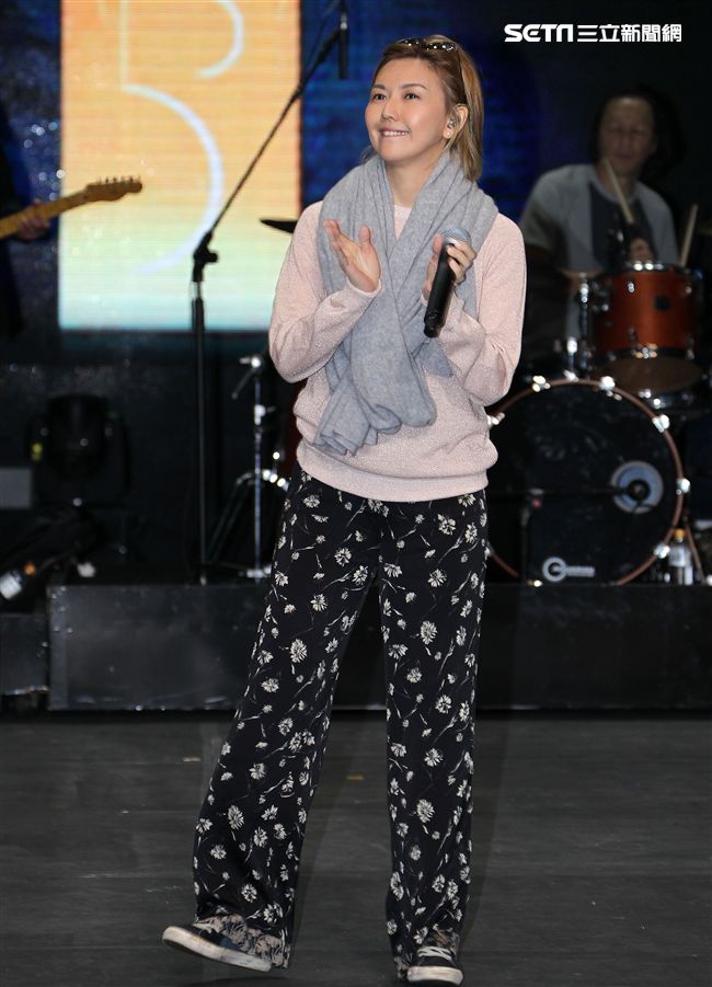 歌后孫燕姿為「金馬53「」演唱彩排，與小朋友合唱組曲。（記者邱榮吉/攝影）