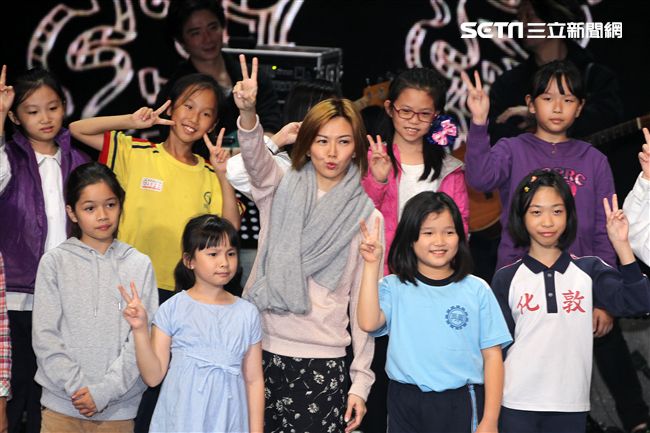 歌后孫燕姿為「金馬53「」演唱彩排，與小朋友合唱組曲。（記者邱榮吉/攝影）
