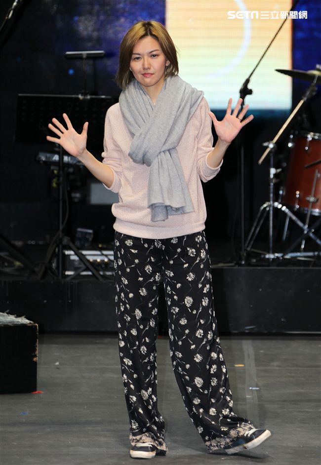 歌后孫燕姿為「金馬53「」演唱彩排，與小朋友合唱組曲。（記者邱榮吉/攝影）