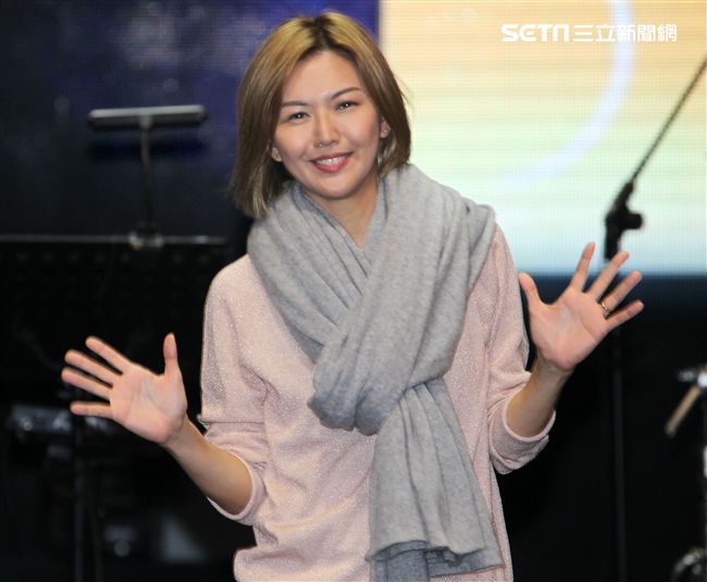 歌后孫燕姿為「金馬53「」演唱彩排，與小朋友合唱組曲。（記者邱榮吉/攝影）