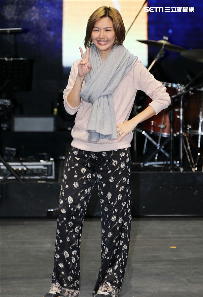 歌后孫燕姿為「金馬53「」演唱彩排，與小朋友合唱組曲。（記者邱榮吉/攝影）