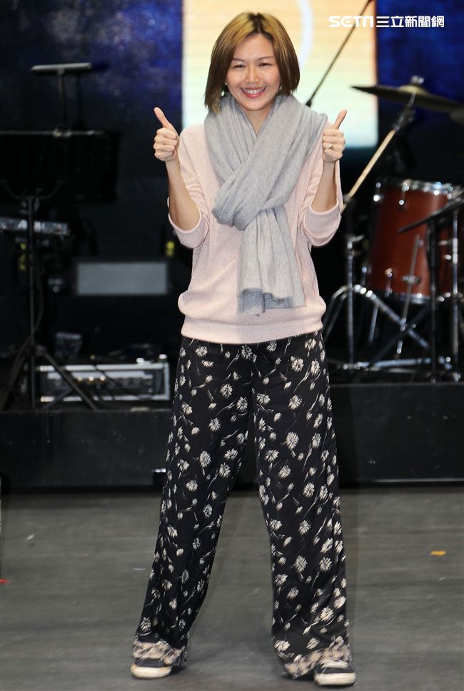 歌后孫燕姿為「金馬53「」演唱彩排，與小朋友合唱組曲。（記者邱榮吉/攝影）