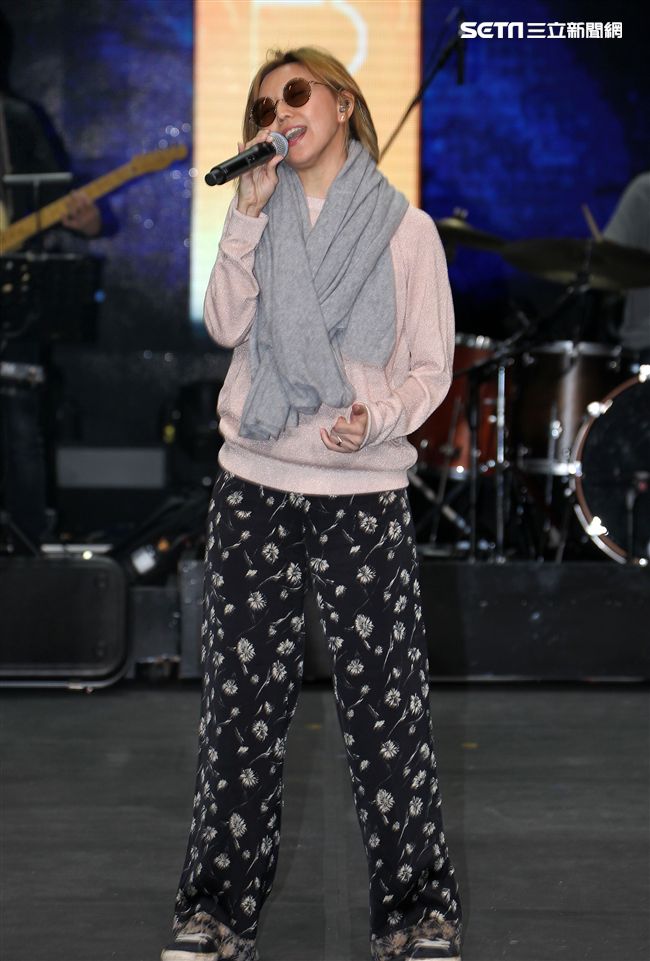 歌后孫燕姿為「金馬53「」演唱彩排，與小朋友合唱組曲。（記者邱榮吉/攝影）