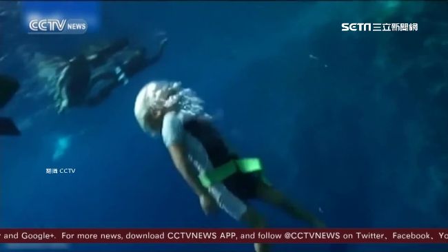 不靠氧氣筒！3歲男童深潛埃及藍洞