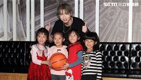 中國內地新晉歌手、演員，鄰家大男孩黃禮格跨海來台化身灌籃高手，與小朋友耍帥秀技，擔任公益大使籌募弱勢兒童營養餐費。（記者邱榮吉/攝影）
