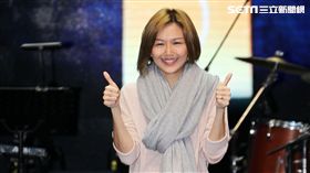 歌后孫燕姿為「金馬53「」演唱彩排，與小朋友合唱組曲。（記者邱榮吉/攝影）