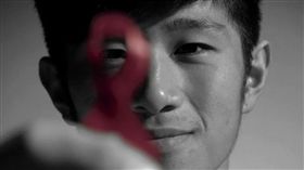 甲甲,愛滋病,感冒,醫療,同性戀,保險套,一夜情,18%,慢性病,男男 圖／翻攝Vimeo 愛滋病公益宣傳片