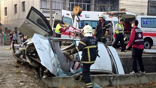 轎車疑高速衝入水溝　2人重傷送醫