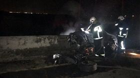 自小客車疑撞護欄起火  駕駛葬身火窟_中央社