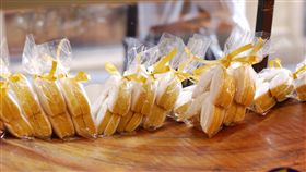 法國杏仁餅。(圖/攝影者Merle ja Joonas,翻攝自flirk.cc.license)-https://www.flickr.com/photos/merlejajoonas/10033919115/in/photolist-ghEszr-dEXQe2-a9HzTe-a9HyWv-62xzRS-8izT8q-7fCDoc-sAg64-8mz5vm-7fGwCG-7fCWpP-7fH2B8-9TGtuE-ghEfrs-8uQM4o-3iFAHY-4X7iP9-53jwT-6BtqzU-6Ni673-8tqFw5-8tqH2d-6vfDkZ-5kx6Ke-bhPezK-b63bZV-bMkdEz-d8ScDf-b62WRk-7Hc6xd-7fH2ai-2VWsca-9p9tEM-bFQGX2-oEU6S8-bFQGVr-mkVR9K-6ujZQz-nbxKVf-a5V9ms-9iC9Cx-kxkQv-59oC3d-554Bfn-frmMRC-aCGM49-555HsF-qv69qH-tEBV8C-558Nf3