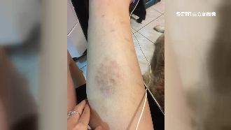 疑不滿違停　男車門夾女駕駛手還踹肚