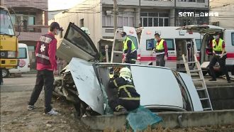 轎車逆向卡溝變形　母死子傷天人永隔