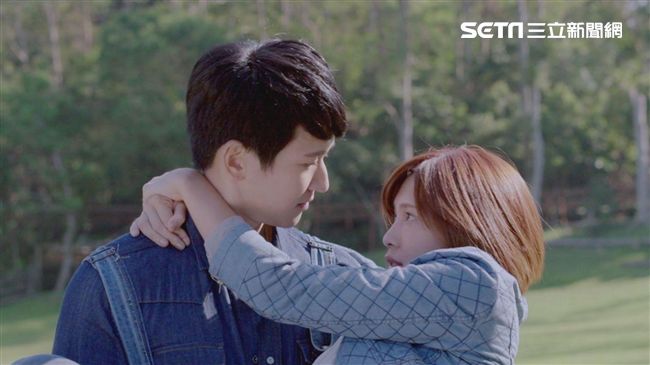 邵翔MAN抱劉奕兒　肩上好有負擔？