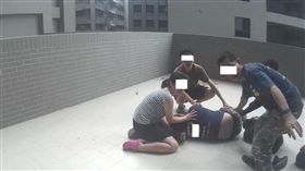 嘉義市一名冷氣工人，26日與同事在7樓安裝冷氣時，同事的安全繩突然鬆脫，從7樓墜落至3樓陽台，雙腿骨折變形，由救護人員送醫急救。（圖／嘉義消防局提供／中央社）