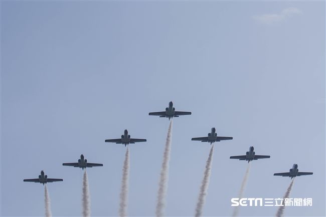台中清泉崗空軍基地26日對外公開營區參觀，雷虎小組特技編隊　圖／記者林敬旻攝
