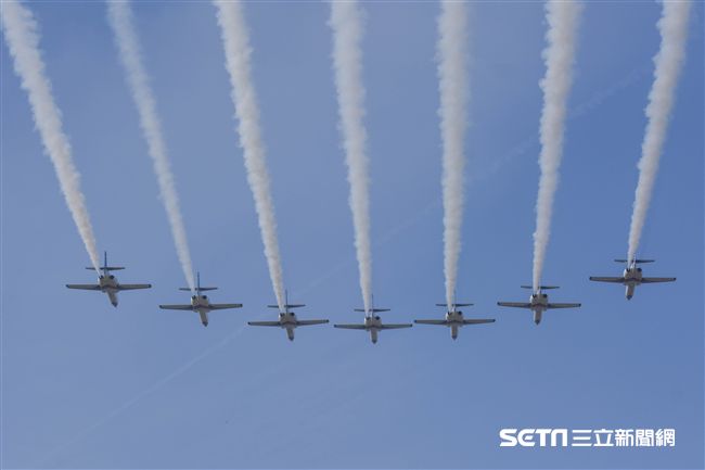 台中清泉崗空軍基地26日對外公開營區參觀，雷虎小組特技編隊　圖／記者林敬旻攝