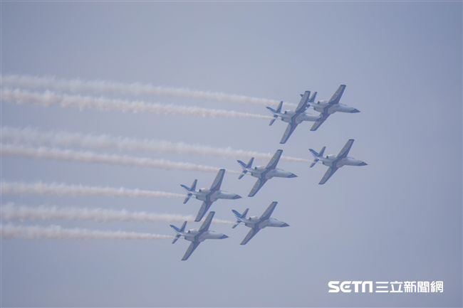 台中清泉崗空軍基地26日對外公開營區參觀，雷虎小組特技編隊　圖／記者林敬旻攝