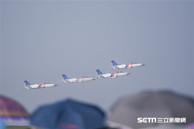 台中清泉崗空軍基地26日對外公開營區參觀，雷虎小組特技編隊　圖／記者林敬旻攝