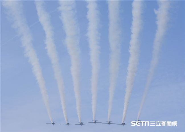 台中清泉崗空軍基地26日對外公開營區參觀，雷虎小組特技編隊　圖／記者林敬旻攝