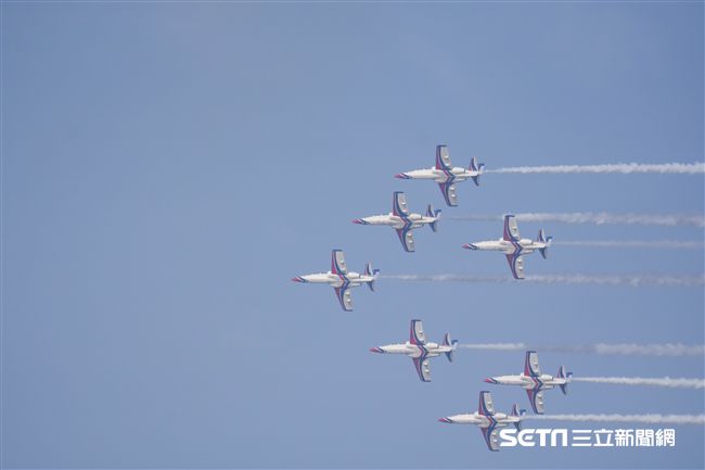 台中清泉崗空軍基地26日對外公開營區參觀，雷虎小組特技編隊　圖／記者林敬旻攝