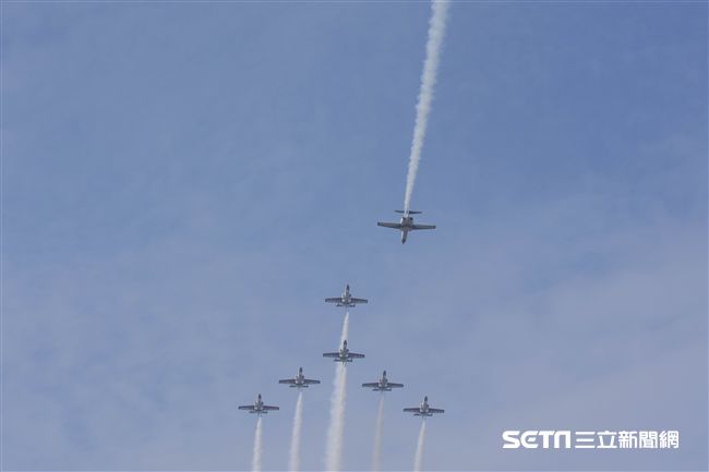 台中清泉崗空軍基地26日對外公開營區參觀，雷虎小組特技編隊　圖／記者林敬旻攝