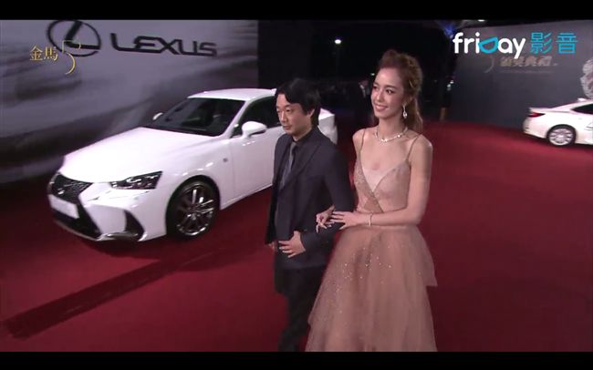 陳庭妮優雅現身　偕導演樓一安走紅毯