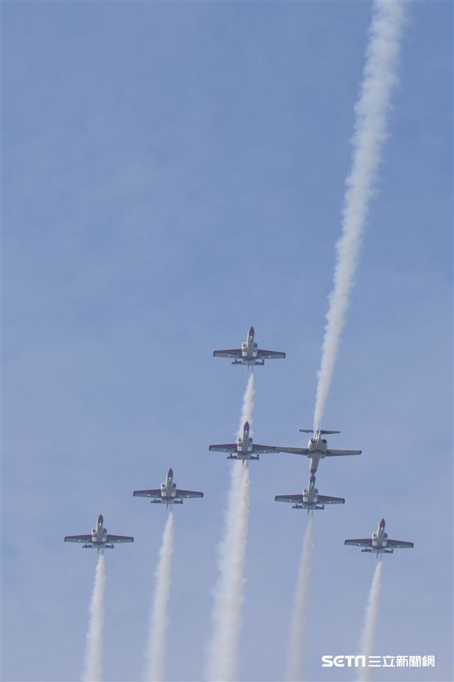 台中清泉崗空軍基地26日對外公開營區參觀，雷虎小組特技編隊　圖／記者林敬旻攝